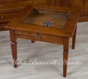 Tavolino classico da salotto in legno di noce con vetro e cassetto
